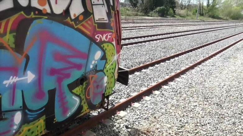 EXHIB BOYS: Amazing risky exhib in the train