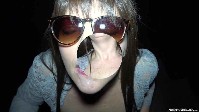 Cumdrinking Wife: Divirtiéndose con muchos extraños en el gloryhole