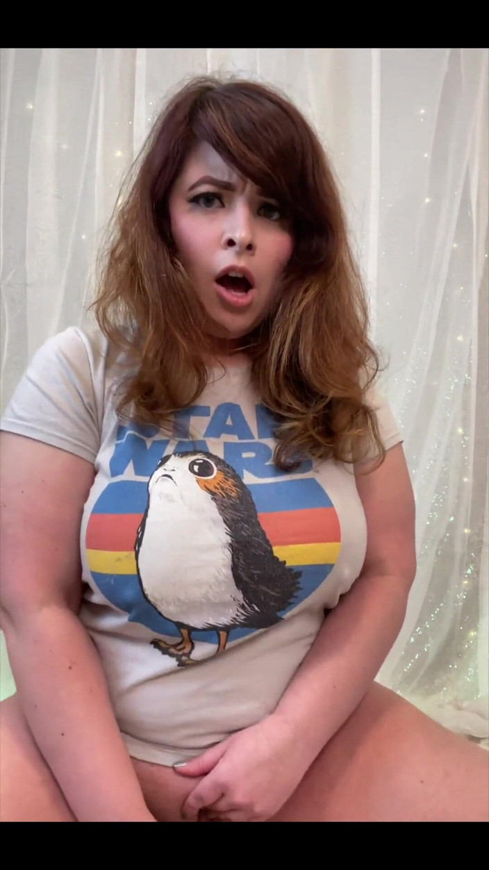Bea York: というわけで、今日のスローバックでは、Geeky Sex Toysがライトセーバーディルドをプレゼントしてくれたあの時を祝います