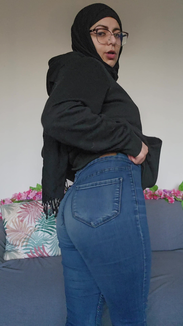 MiaNIqab: 86. Dildo bbc scopa corpo sexy sotto la felpa mia...