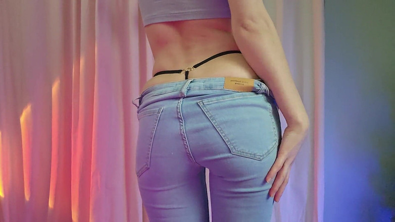 petitesubkitten: Une rousse fait un strip-tease dans un jean maigre