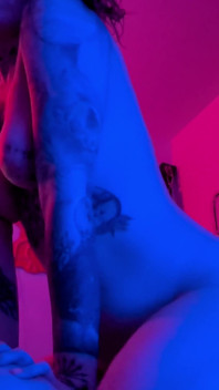 Zeița Queening orgasme explozive care stă pe față în timp ce îi călărește fața în extaz în 69
