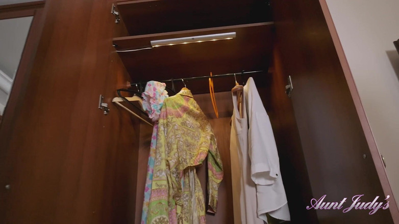 Aunt Judy's: Auntjudys - ホットで成熟したミルフ、ダイアナ・ダグラスがフィッシュネットストッキングであなたのためにイく