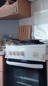 Sexy matrigna nuda in cucina, figa pelosa latina, grandi tette, culo grosso