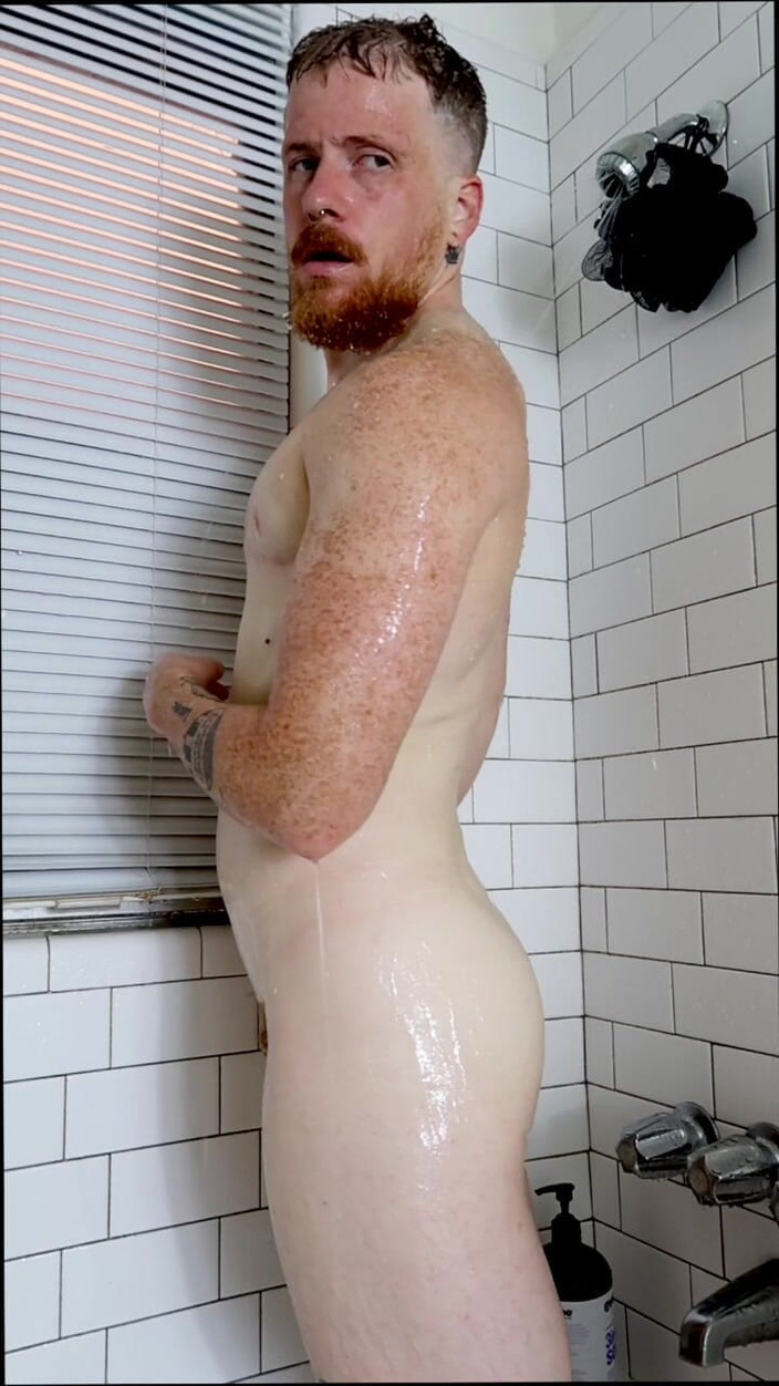 Stevie Trixx: Ftm Otot Menghisap dan melancap di bilik mandi