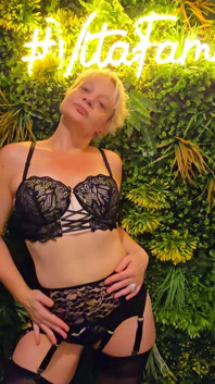 Spor salonunda seksi iç çamaşırlı
