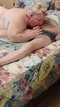 Ibu tiriku dengan toket besar lagi asik nyepong kontol dan spermaku