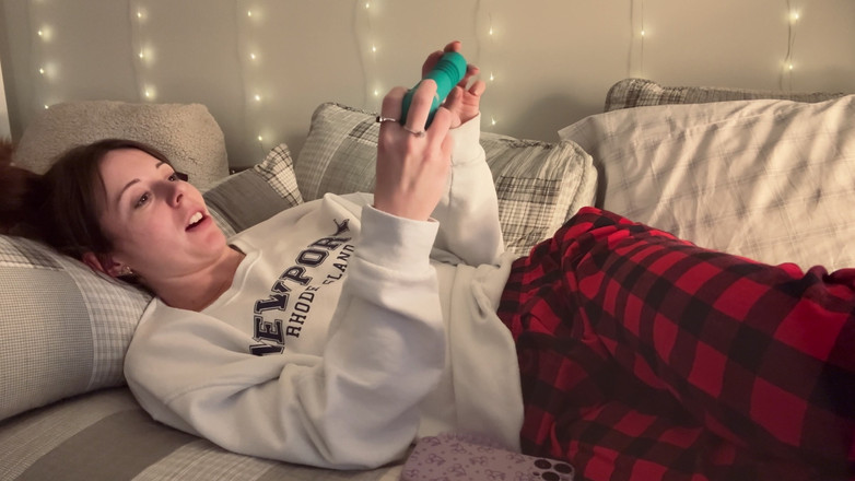 Nadia Foxx: Üvey kız kardeş oyuncağını geri alıyor ve boşalmak için kullanıyor