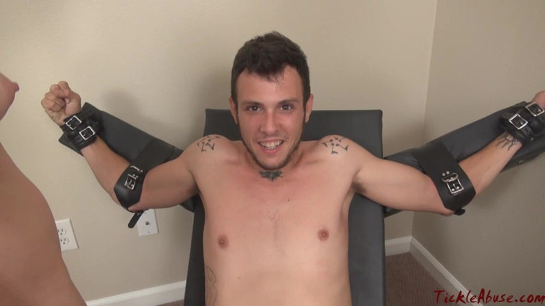 Princess Nikki's Dominated Orgasms Club: Tio guapo es atado y cosquillas por dos jóvenes bellezas