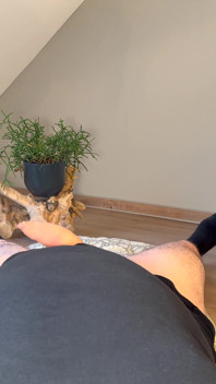 Troia bollente che indossa leggings bianchi, stivali overknee neri e guanti in lattice per spalmare il culo sesso - projectfundiary