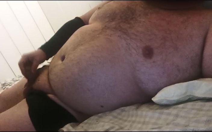 Big Pisser: Superchub caliente mostrando su polla sin cortar en la cama
