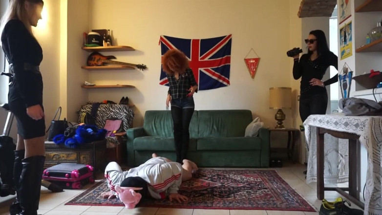 Lady Mesmeratrix Official: Maskerad slav straffas från tre femdom brudar