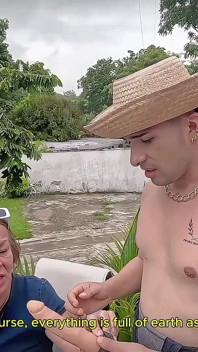 Nenek perv mengupah tukang kebun muda dan akhirnya mengongkeknya dengan keras di pantat