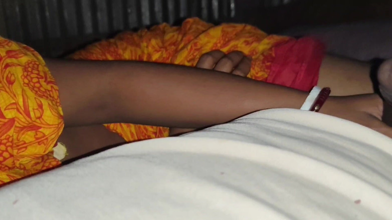 Mona sexy: Bhabhi si è messo in cima a me e mi ha...