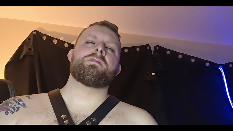 WolfgangWhite: Tu adores les pieds nus de ton beau-père en cuir