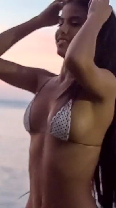 Watch4beauty: Denisses bademoden-shooting