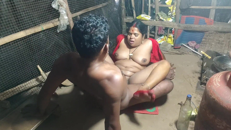 Raju Raju: Meia-irmã nua e fodida na cozinha do interior
