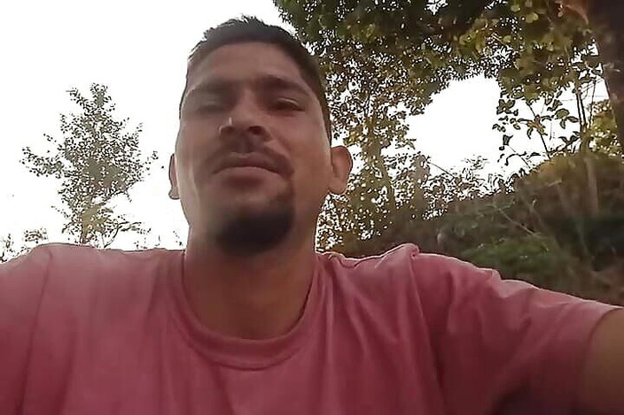 Gangbang straight: Massage de mes seins dans la jungle