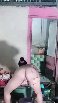 Dansând dezbrăcat în timp ce te masturbezi