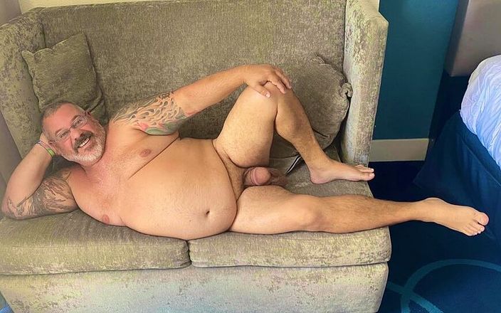 Hand-Free-Daddy-Chub: Bıyıklı geniş güzel ayı ayakların güzel elleri serbest