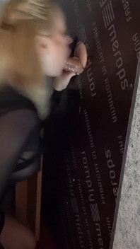 Chupando una polla a través del gloryhole para mi marido cornudo