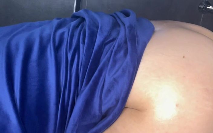 Crypto Mommy: Caliente puta n gran polla en el baño