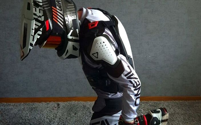 Sneakersmax98: Auto esclavitud de un motociclista caliente en plena marcha