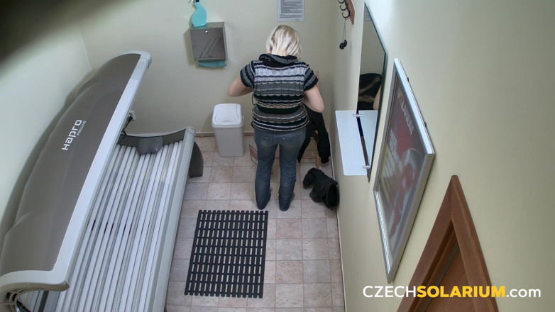 Czech Solarium: Solar ceh 12: Gagică blondă se dezbracă pentru bronzul ei și pune...