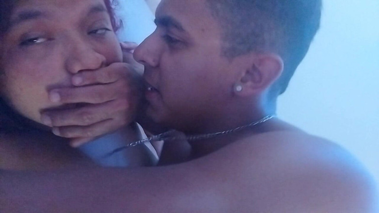 Hot Strawberry: 彼が大きなチンポを私のお尻に押し込むのを聞こえるほど、私は激しくうめき声を上げます