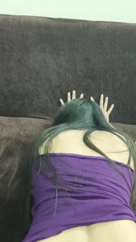 La bella indiana saara si sditalina la figa ma viene beccata dal fratellastro che guarda porno e si scopa la figa stretta!