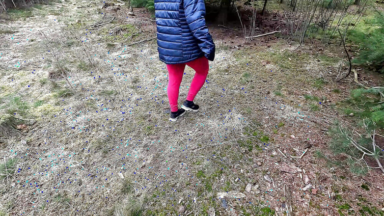 Bouncy Tits Action: 在户外拍打乳房时赤身裸体