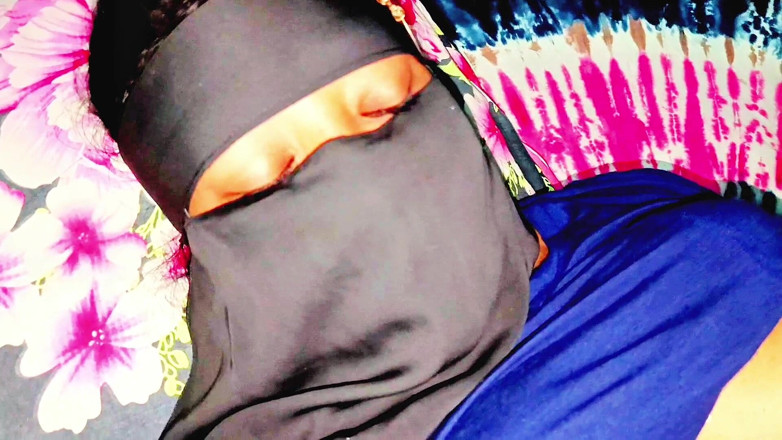 Angel Surovi Lata: Une Bangladaise en hijab à gros nichons s’amuse.