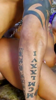 Неверная Jenny Hard с твердыми бархатистыми грудями и брюнетка раздвигает ноги, чтобы растянуть ее киску на пляже