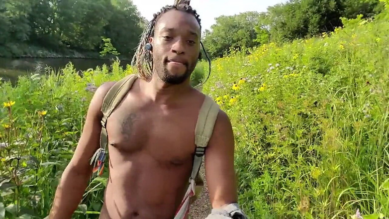 Kennie Jai: Kennie Jai caminha no parque pelo rio cumpletely nua!