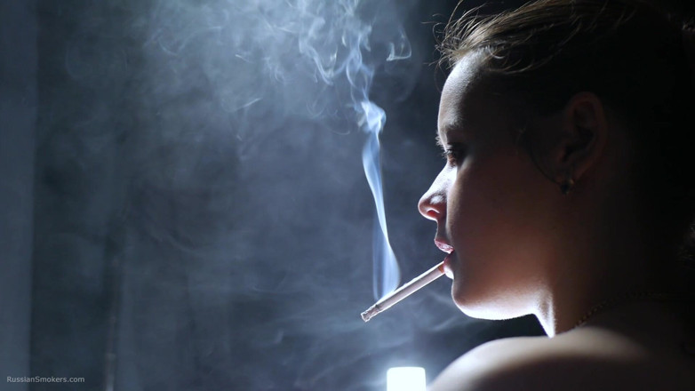 Russian Smokers: สาวสีผมบรูเน็ตเปลือยกายสูบบุหรี่ในละคร