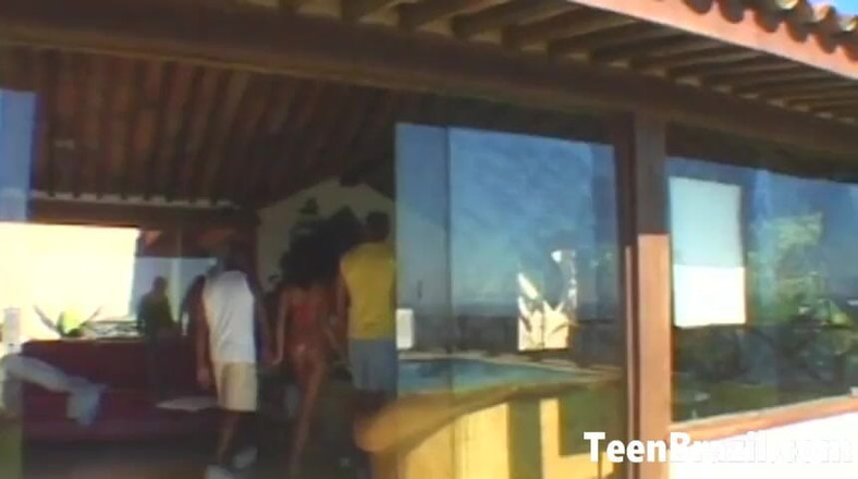 Teen Brazil: Sexy brazilská teenagerka má mezirasový sex ve třech