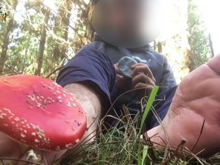 Manly foot: 他们叫我manlyfoot - 裸足户外 - 在树林里采蘑菇