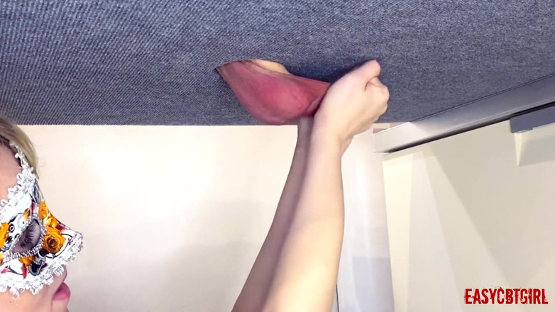 AnnyCandyPainboy: Meesteres zeer harde scrotum die haar slaaf easycbtgirl uitrekt