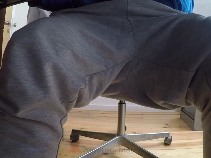 AmateurMates: Je Me Suis Fait Surprendre En Train De Me Branler...