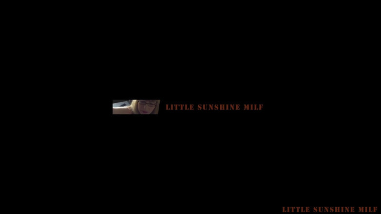 Little Sunshine MILF: Dubur dan penumbuk di atas katil