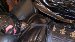 Slut Orgasma Celeste: Nô lệ đĩ-cực khoái Celeste bị ràng buộc trong latex đen và...