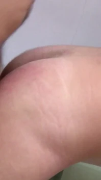 吮吸我的同性恋鸡巴，舔我剃光的菊花，并把你的趾甲插入我的屁股