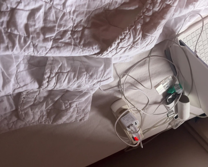 Almaviva: Di belakang, atuk memakai tembusan bergandanya jauh ke dalam pantatnya