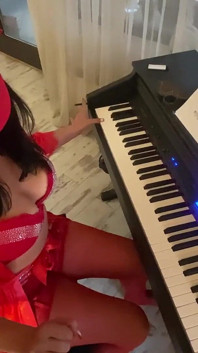 Aventuras de Milfycalla, ep 97, la polla del profesor de piano