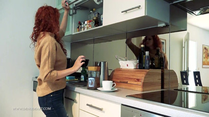 Denudeart: Krásná Heidi má skutečný orgasmus na pohovce