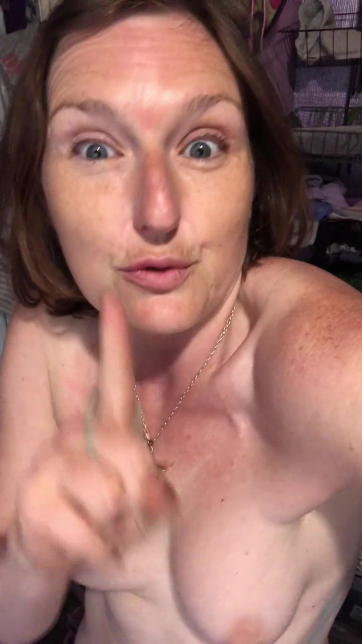 MistressWriggler: 张开我毛茸茸的阴唇，在我卧室的玻璃杯中撒尿。给你一个史诗般的视角，我紧致的小鸡巴