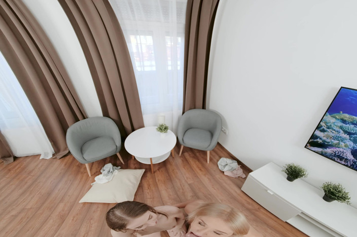 TMW VR Net: Bisexuální trio nadržených spolubydlící