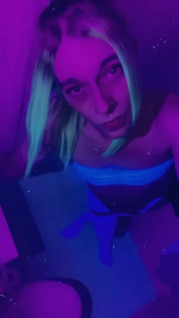 CarmenMelatonin: Sexy clubmädchen, das du ameisen ficken sollst beim rave