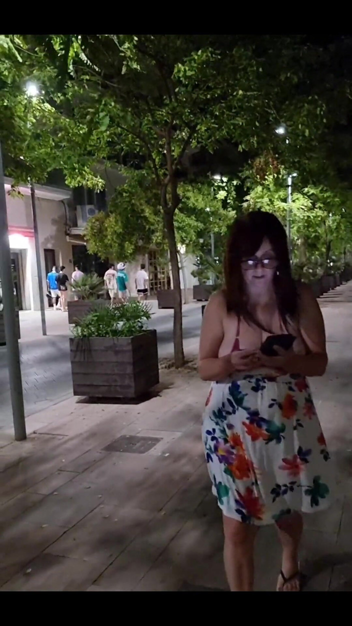 BritneySwallows: Bercuti Berjalan Di Tepi Jalan Dengan Tetek Saya Melepak Dari...