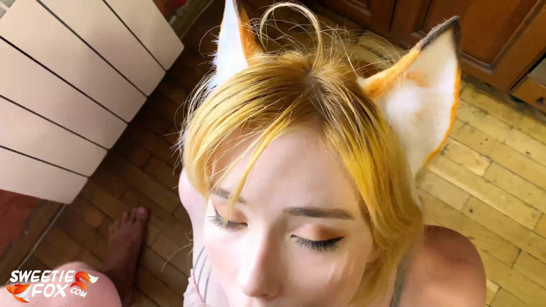 Sweetie Fox: Servitoare suge pula și se fute pe la spate în bucătărie - costum...